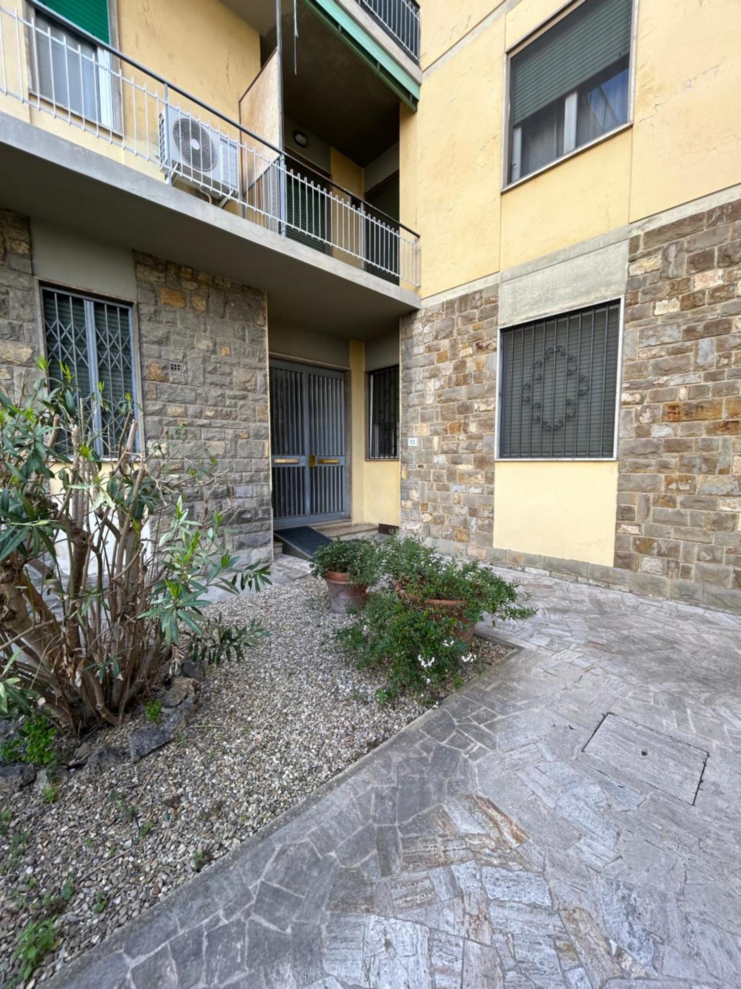 Appartamento Incantevole Con Patio Firenze Bagian luar foto