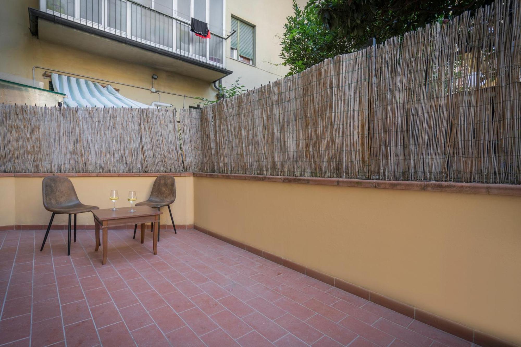 Appartamento Incantevole Con Patio Firenze Bagian luar foto